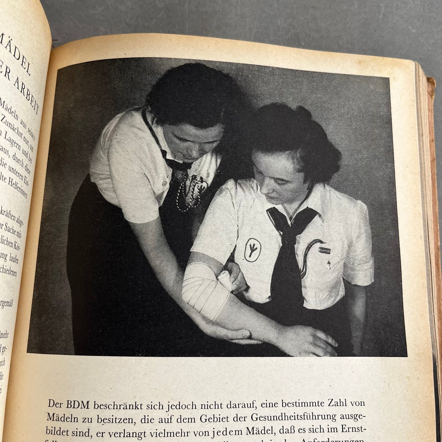 WW2 Tysk Hitler Jugend Bog. Gode billeder. Mange sider. Original.