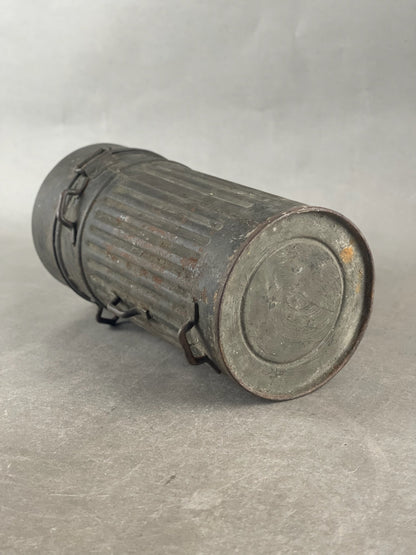 WW2 Tysk "1. Model" Gasmaske Beholder. Genudleveret med tyk bemaling. Sjælden. Original.