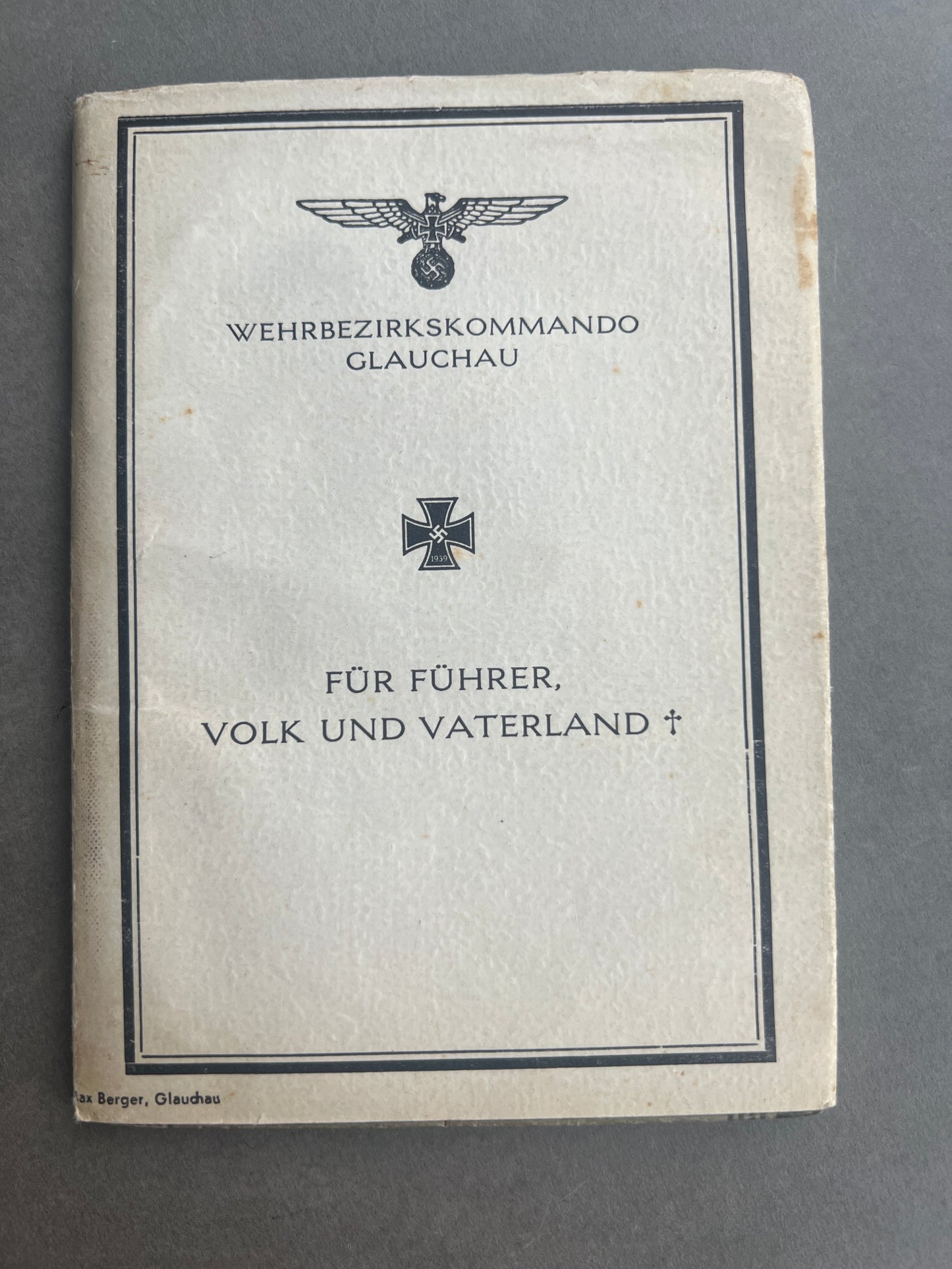 WW2 Tysk Wehrmacht Sanitäter Wehrpass i Mindeomslag, med hans dødsannonce, dødsattest mv.. Sjælden. Original.