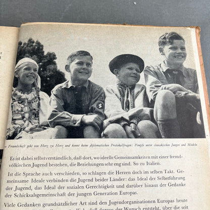 WW2 Tysk Hitler Jugend Bog. Gode billeder. Mange sider. Original.