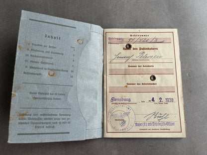 WW2 Tysk Wehrpass. Fra Flensburg med dansk efternavn "Petersen". Original.