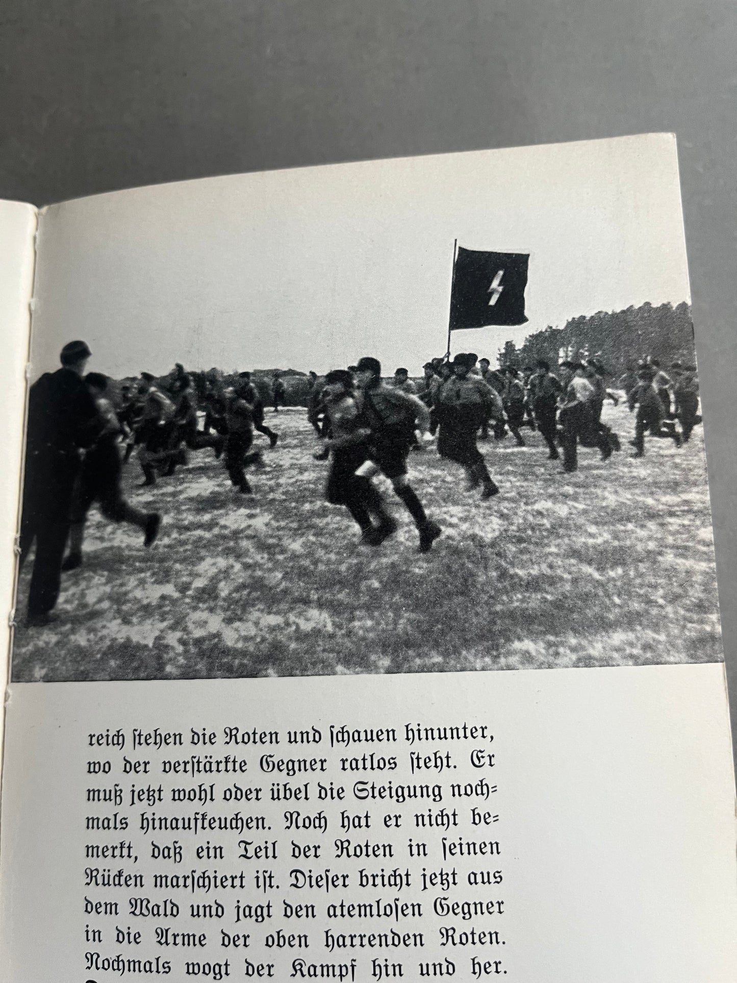 WW2 Tysk HJ Bog. Med Hilsen/Dedikation. Mange gode billeder. Original.