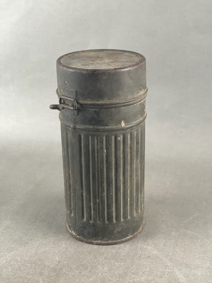 WW2 Tysk "1. Model" Gasmaske Beholder. Genudleveret med tyk bemaling. Sjælden. Original.