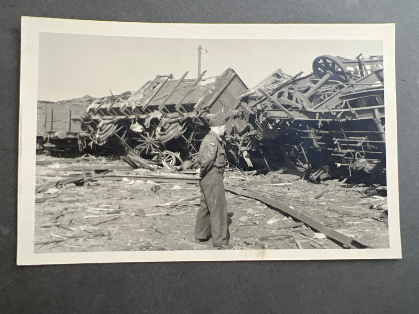 WW2 Tysk Engelsk Postkort med billede af angreb/sabotage. Original.