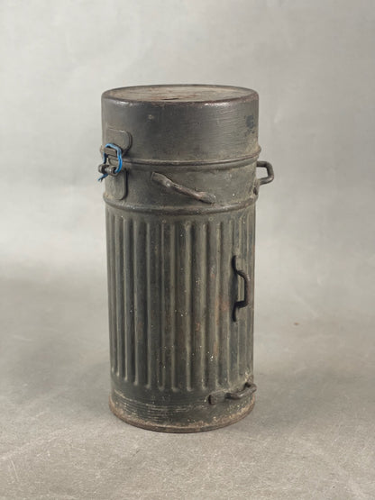 WW2 Tysk "1. Model" Gasmaske Beholder. Genudleveret med tyk bemaling. Sjælden. Original.