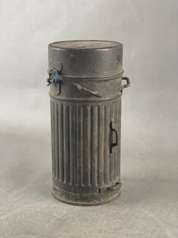 WW2 Tysk "1. Model" Gasmaske Beholder. Genudleveret med tyk bemaling. Sjælden. Original.