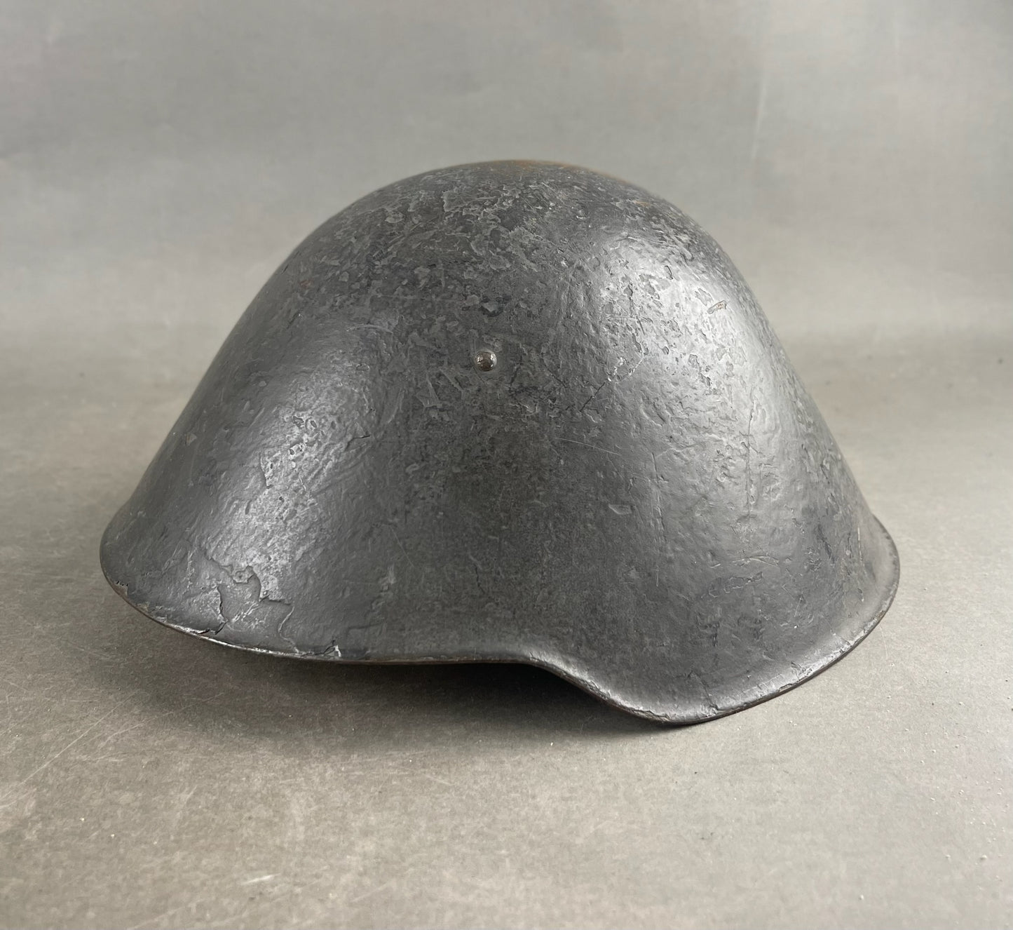 Østtysk DDR Hjelm. Tidlig og med M42 kantbuk og M42 maling. Original.