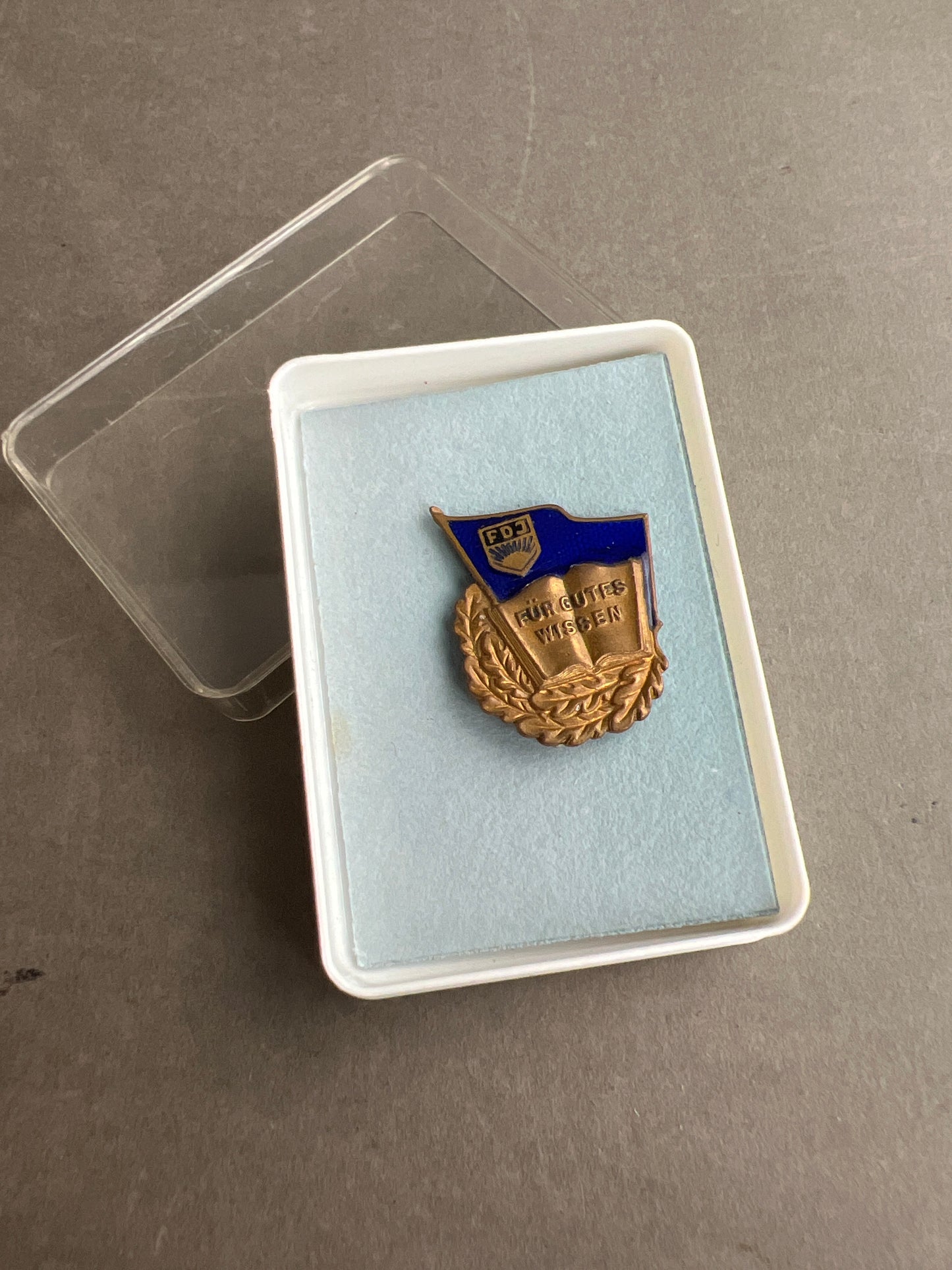 Østtysk DDR Medalje/Pin i æske. Original.
