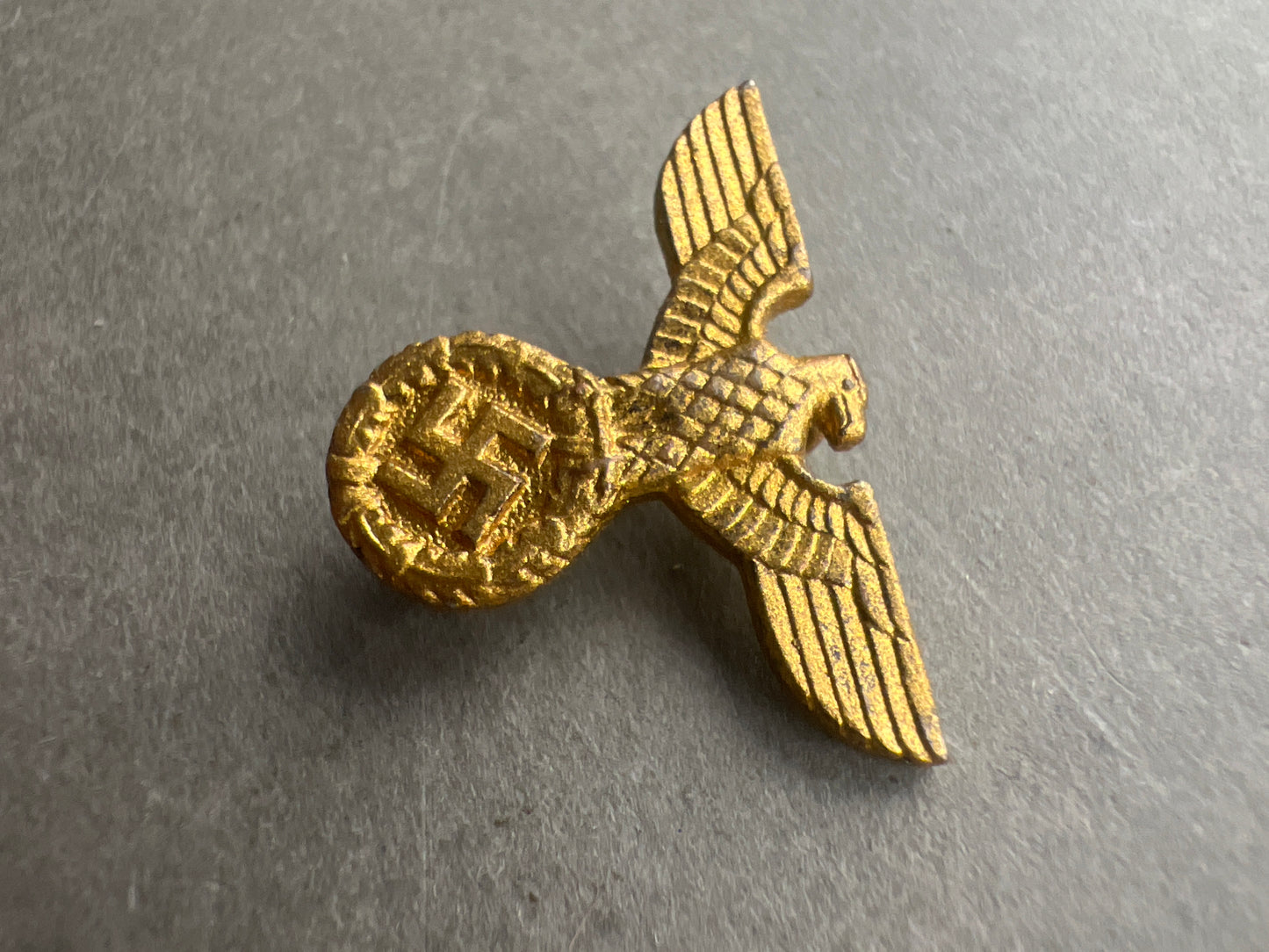 WW2 Tysk NSDAP Slipseørn. I guld for NSDAP-ledere. Fremstiller RZM M1/34. Sjælden. Original.