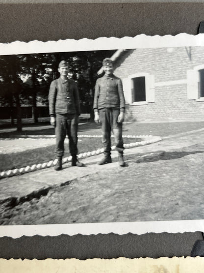 WW2 Tysk Waffen-SS Fotos. Fra Fotoalbum. 13 stk. Skråhuer, hjelme, bæltespænder mv. Original.