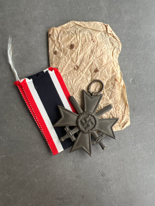 WW2 Tysk KVK 2. Klasse m. Sværd. Fremstiller i ringen. Original.