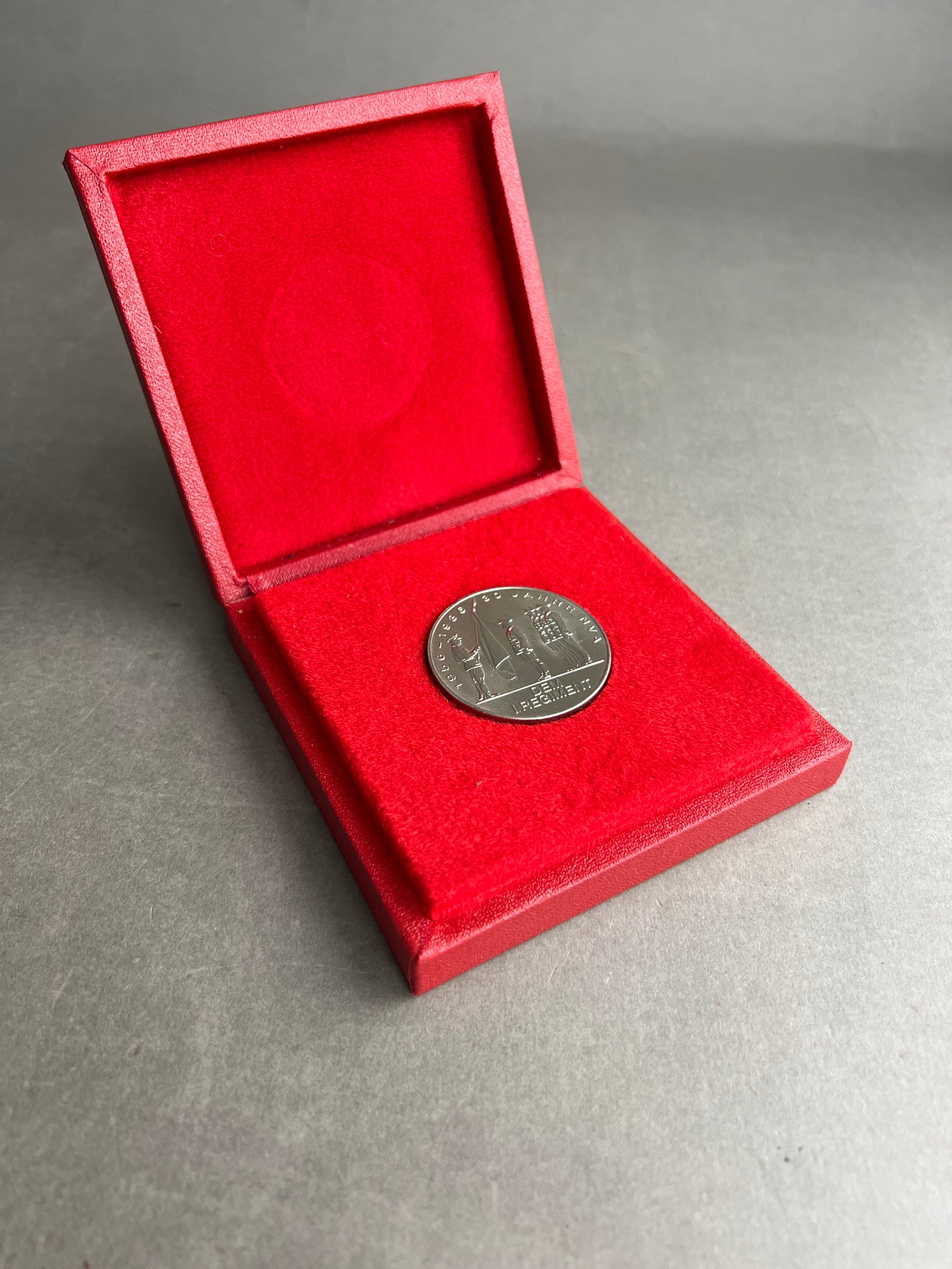 Østtysk DDR NVA Militær Erindringsmønt i æske. Original.