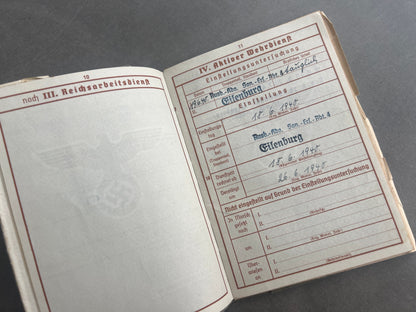 WW2 Tysk Wehrmacht Sanitäter Wehrpass i Mindeomslag, med hans dødsannonce, dødsattest mv.. Sjælden. Original.