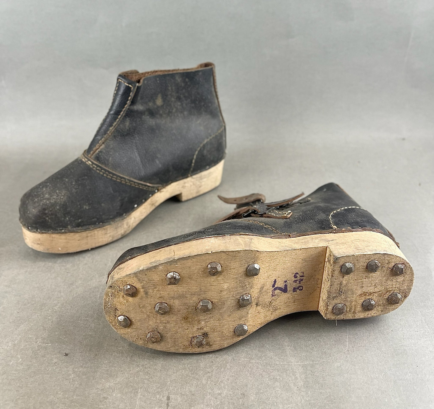 WW2 Tysk Fangelejr/arbejdslejr støvler. Lavet af Træsåler, læderrester mv. Original.