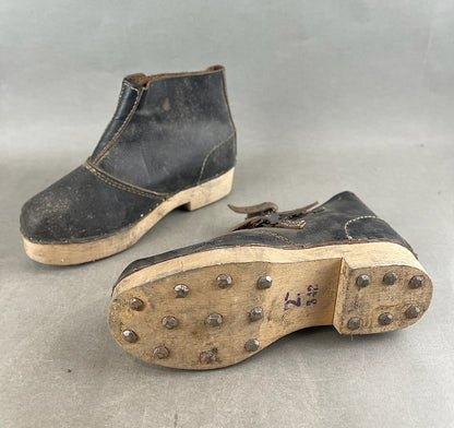 WW2 Tysk Fangelejr/arbejdslejr støvler. Lavet af Træsåler, læderrester mv. Original.