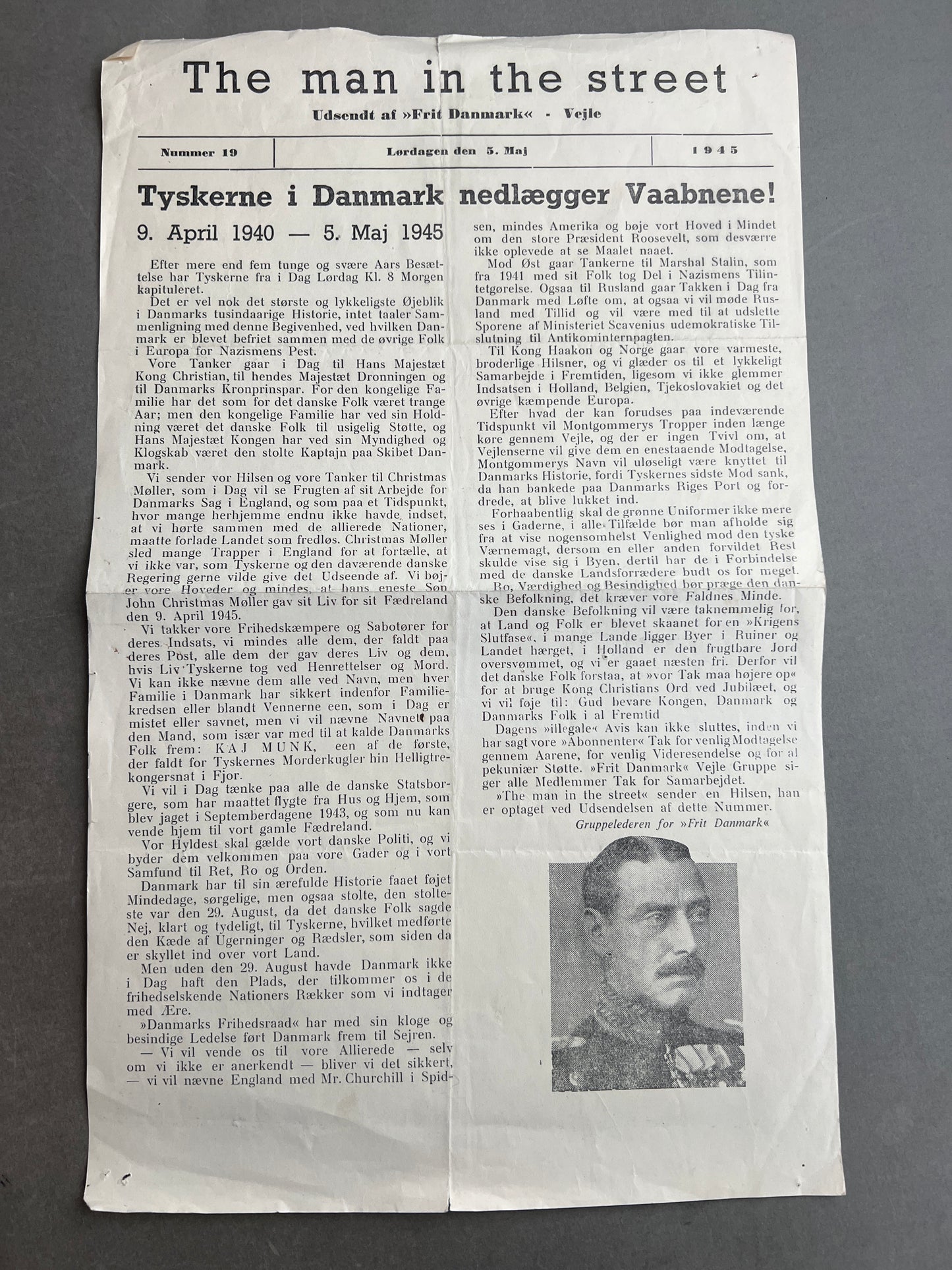 WW2 Dansk Illegal løbeseddel om Tyskernes kapitulation. Fra 5. maj 1945, udgivet af "Frit Danmark - Vejle". Original.