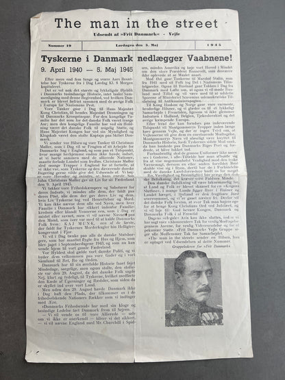 WW2 Dansk Illegal løbeseddel om Tyskernes kapitulation. Fra 5. maj 1945, udgivet af "Frit Danmark - Vejle". Original.