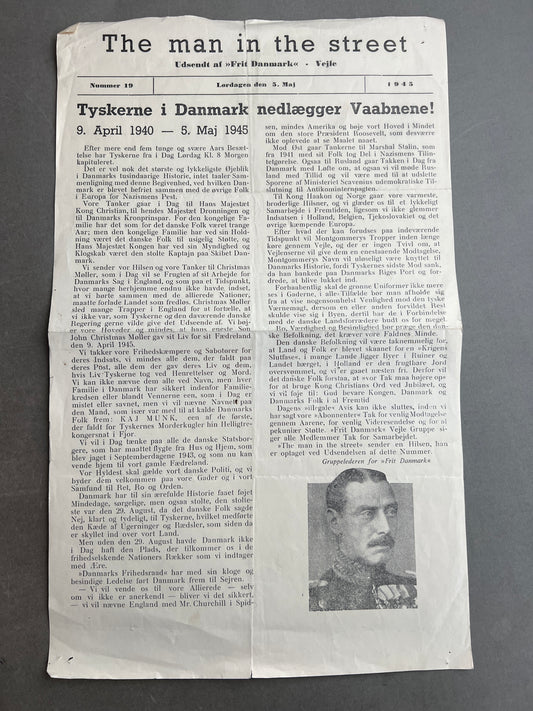 WW2 Dansk Illegal løbeseddel om Tyskernes kapitulation. Fra 5. maj 1945, udgivet af "Frit Danmark - Vejle". Original.