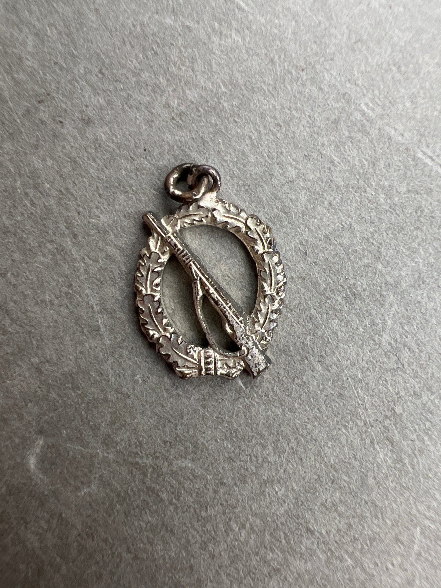 WW2 Tysk 1957-model Miniature Infanterie Sturmabzeichen vedhæng. Original.