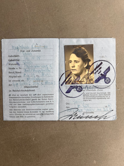 WW2 Tysk "Reichsluftschutzbund Ausweis". Original.