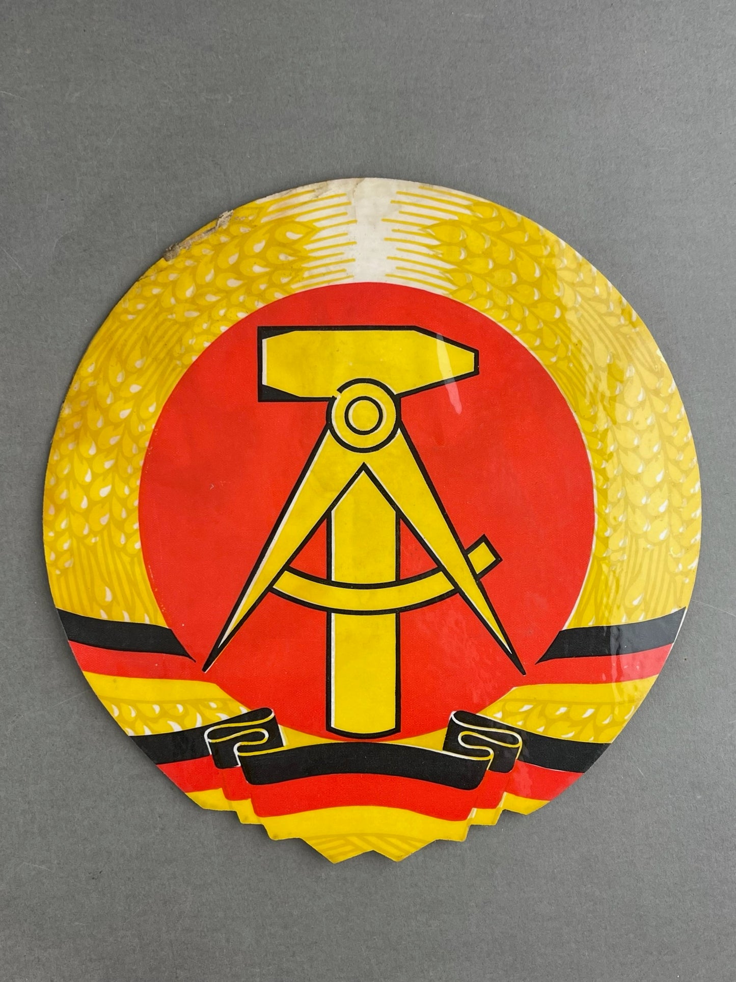 Østtysk DDR Stort Papmærkat. 21x21cm. Original.