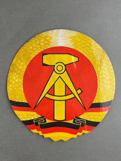 Østtysk DDR Stort Papmærkat. 21x21cm. Original.