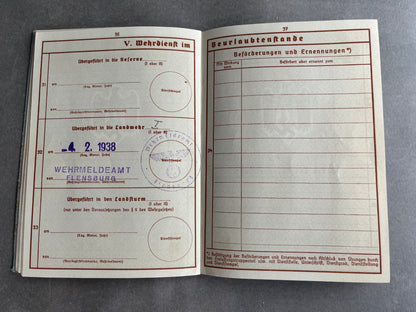 WW2 Tysk Wehrpass. Fra Flensburg med dansk efternavn "Petersen". Original.