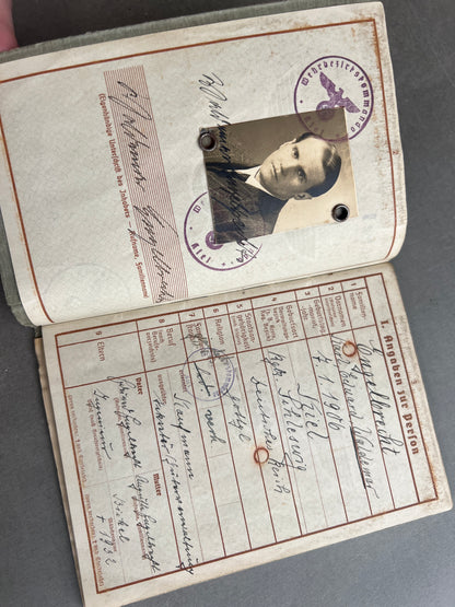 WW2 Tysk Marine Wehrpass fra Kiel. Original.