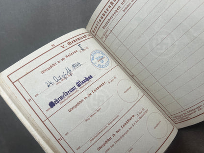 WW2 Tysk Wehrmacht Sanitäter Wehrpass i Mindeomslag, med hans dødsannonce, dødsattest mv.. Sjælden. Original.