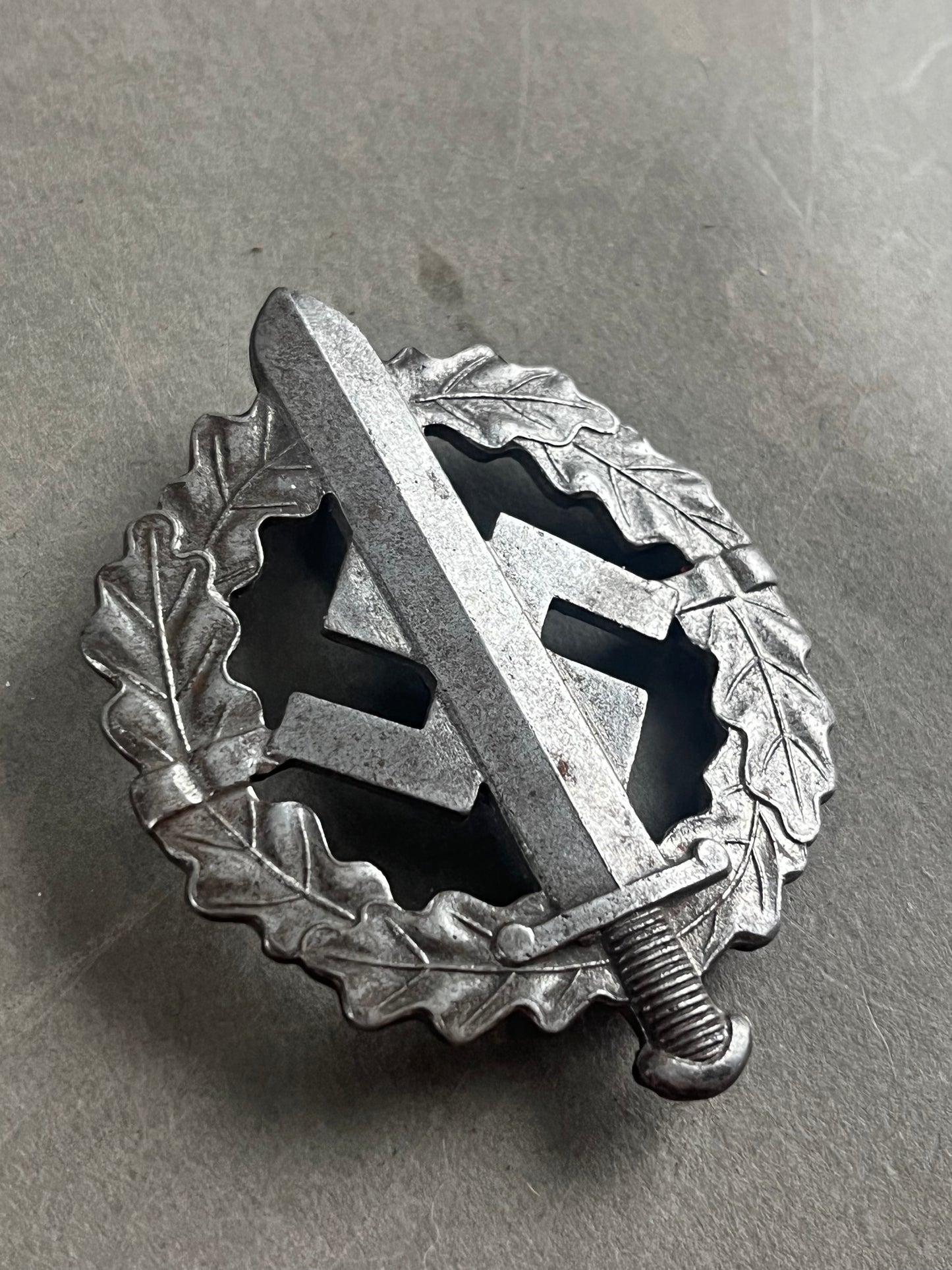 WW2 Tysk 3. Model "SA Sportabzeichen" i Sølv. Original.