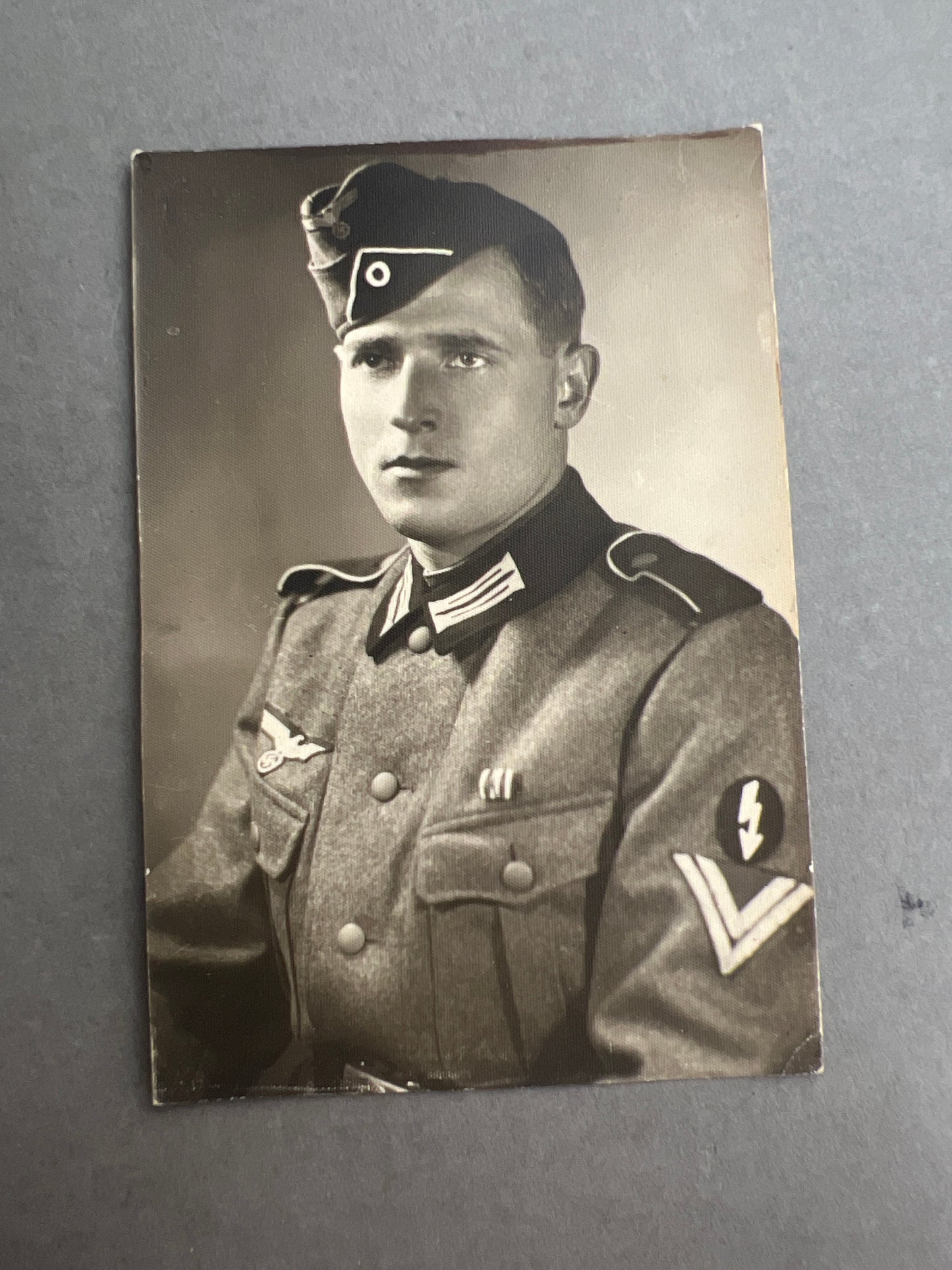 WW2 Tysk Wehrmacht Foto-postkort. Med skråhue, specialist ærmemærke, mv. Original.