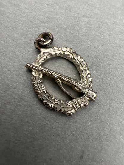 WW2 Tysk 1957-model Miniature Infanterie Sturmabzeichen vedhæng. Original.