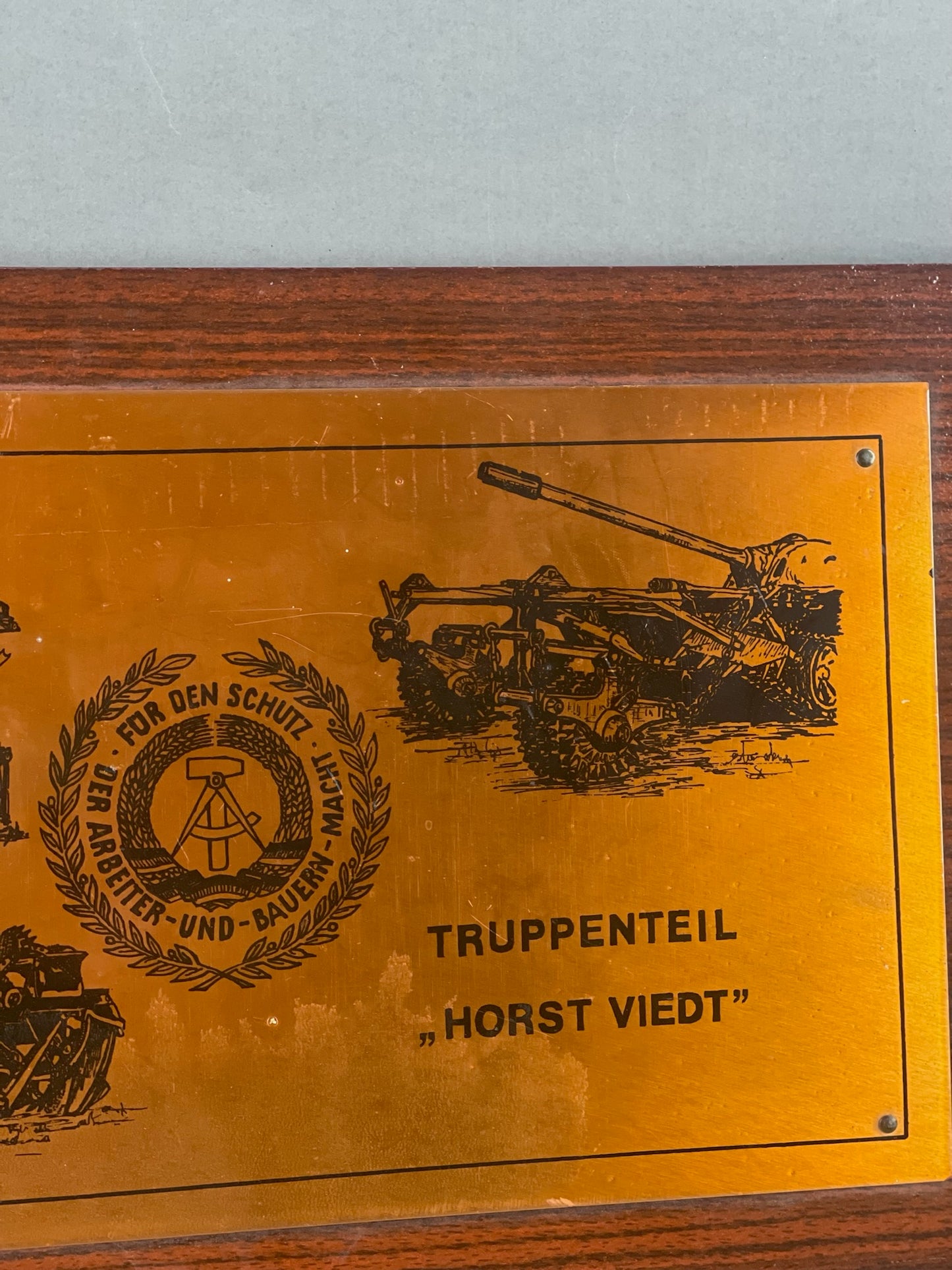 Østtysk DDR "Horst Viedt" Vægplade. Original.