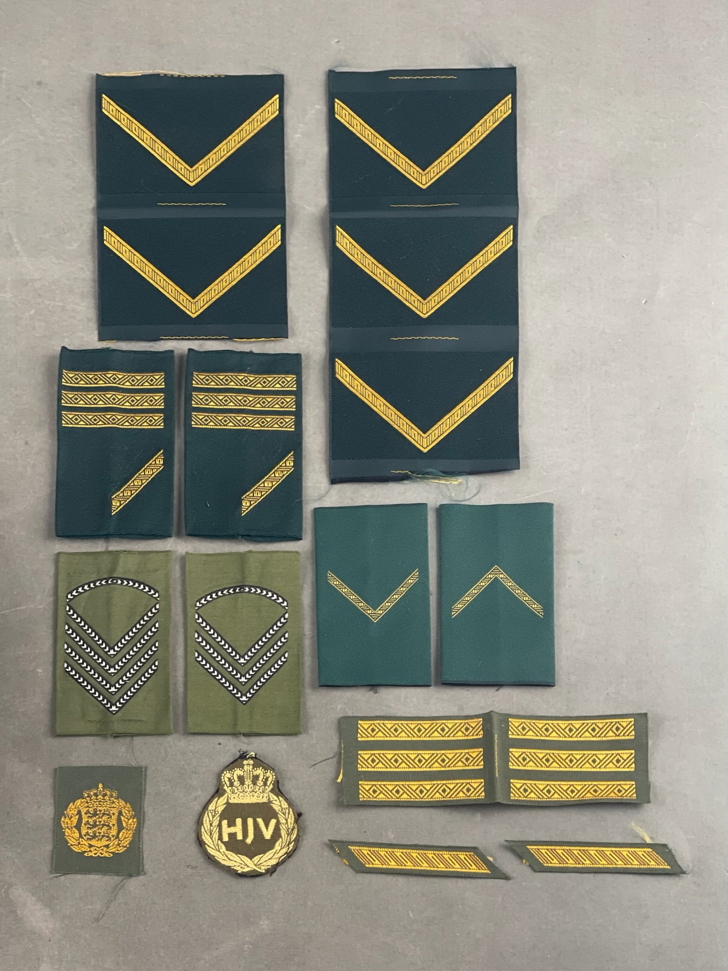 Blandet Lot af Danske Militær Stofmærker. Original.