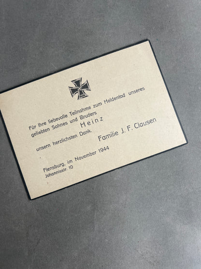 WW2 Tysk "Heldentod" Begravelseskort fra Flensburg. Efternavn "Clausen". Postkort størrelse. Original.