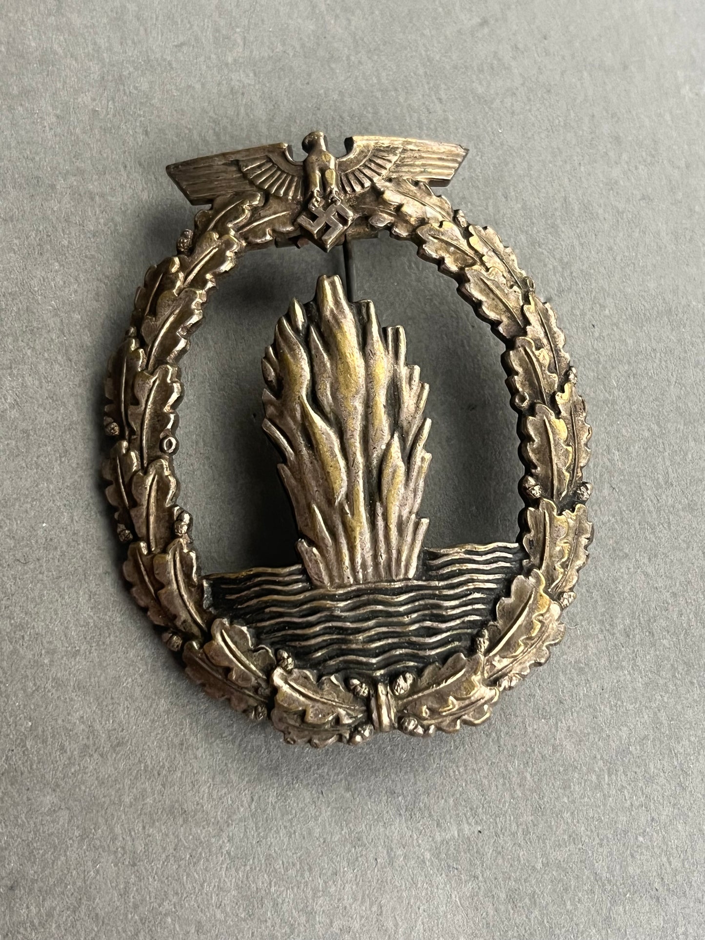 WW2 Tysk "Minensucher-Kriegsabzeichen" i Buntmetall. Nål og krog skiftet. Original.