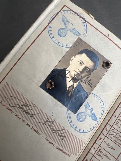 WW2 Tysk Wehrmacht Sanitäter Wehrpass i Mindeomslag, med hans dødsannonce, dødsattest mv.. Sjælden. Original.