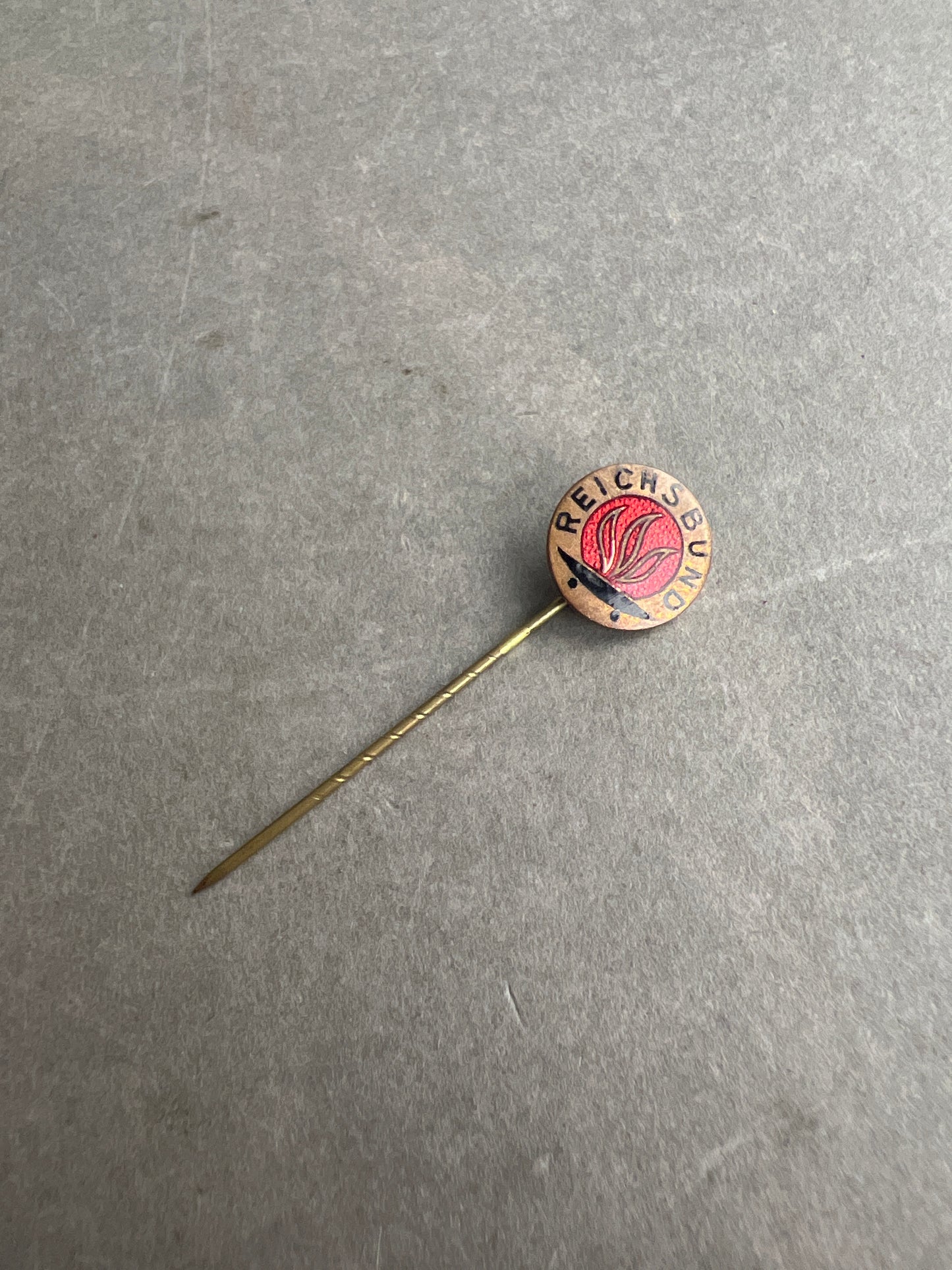 WW2 Tysk "Reichsbund" Medlemspin. Med fremstiller. Original.