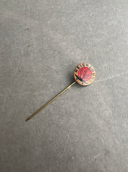 WW2 Tysk "Reichsbund" Medlemspin. Med fremstiller. Original.
