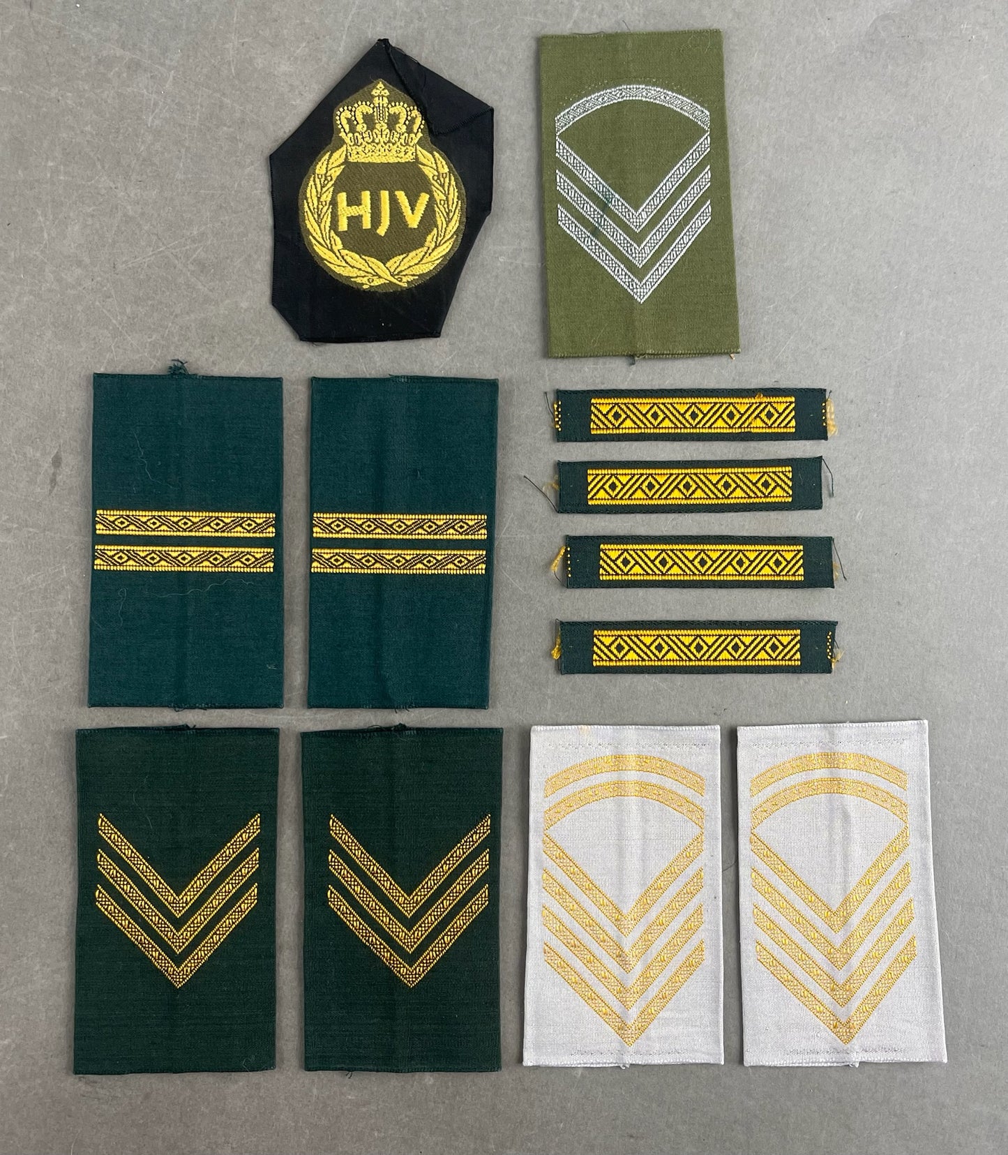 Blandet Lot af Danske Militær Stofmærker. Original.