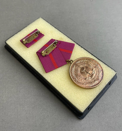 Østtysk DDR Medalje i Æske. Original.