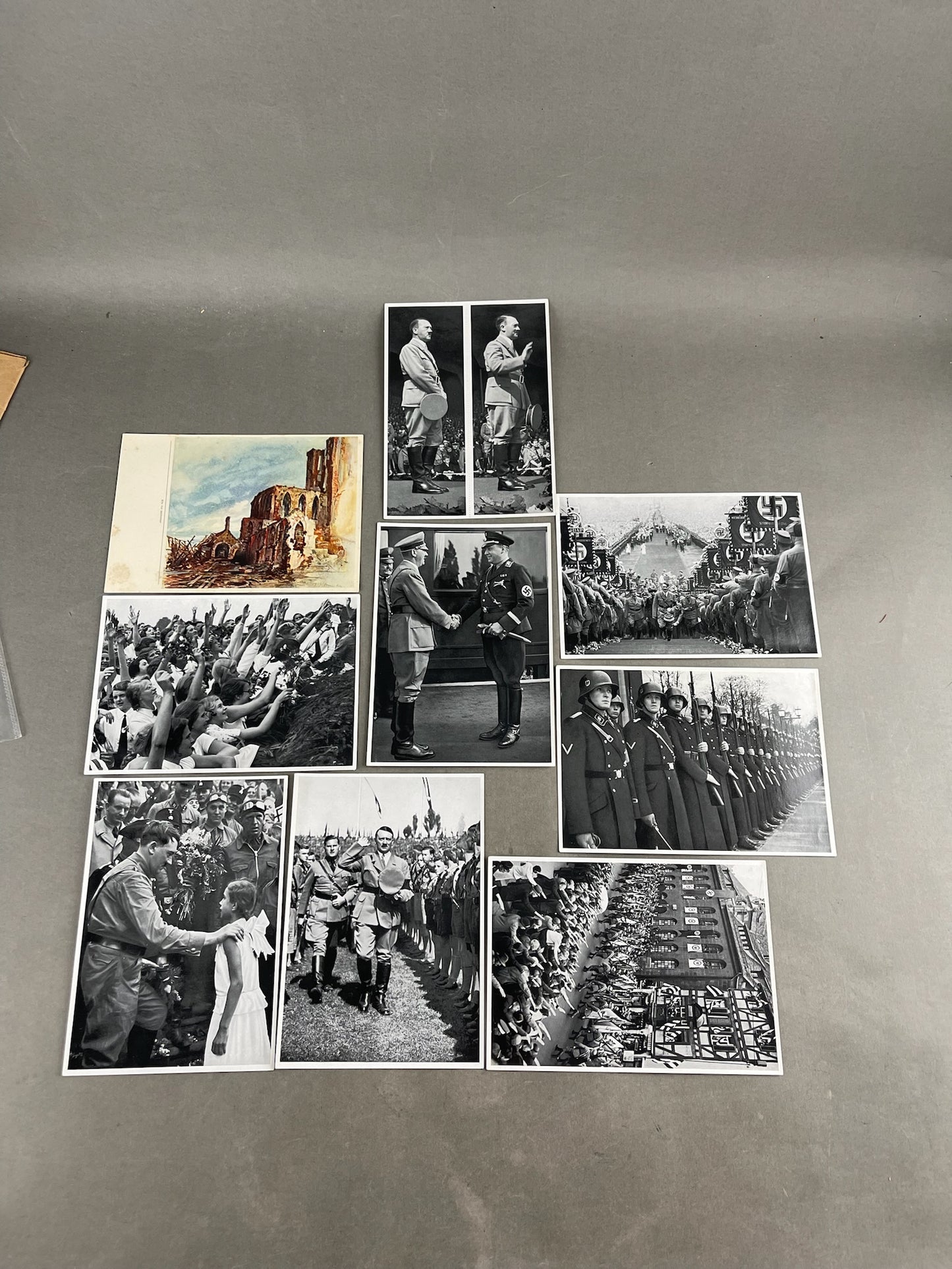 WW2 Tysk "Cigaretten Album" Billeder. 9 stk. 12x17 cm. Gode motiver. I omslag. Original.
