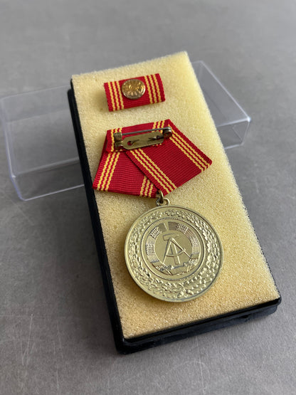 Østtysk DDR Medalje. I æske. Original.