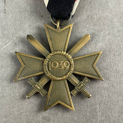 WW2 Tysk KvK m. Sværd. Fremstiller 41 i ringen. Original.