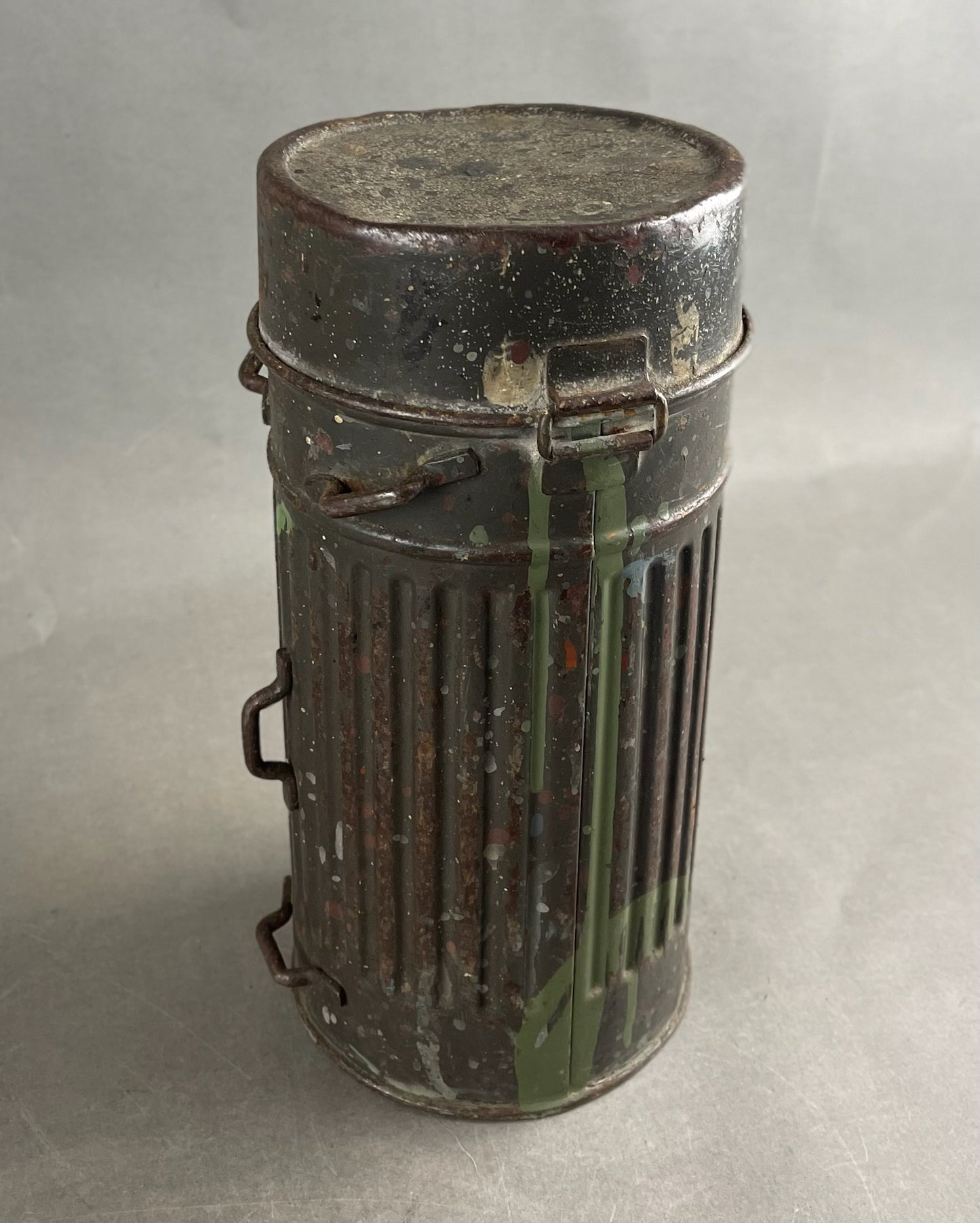 WW2 Tysk "1. Model" Reichswehr Gasmaske Beholder. Original.