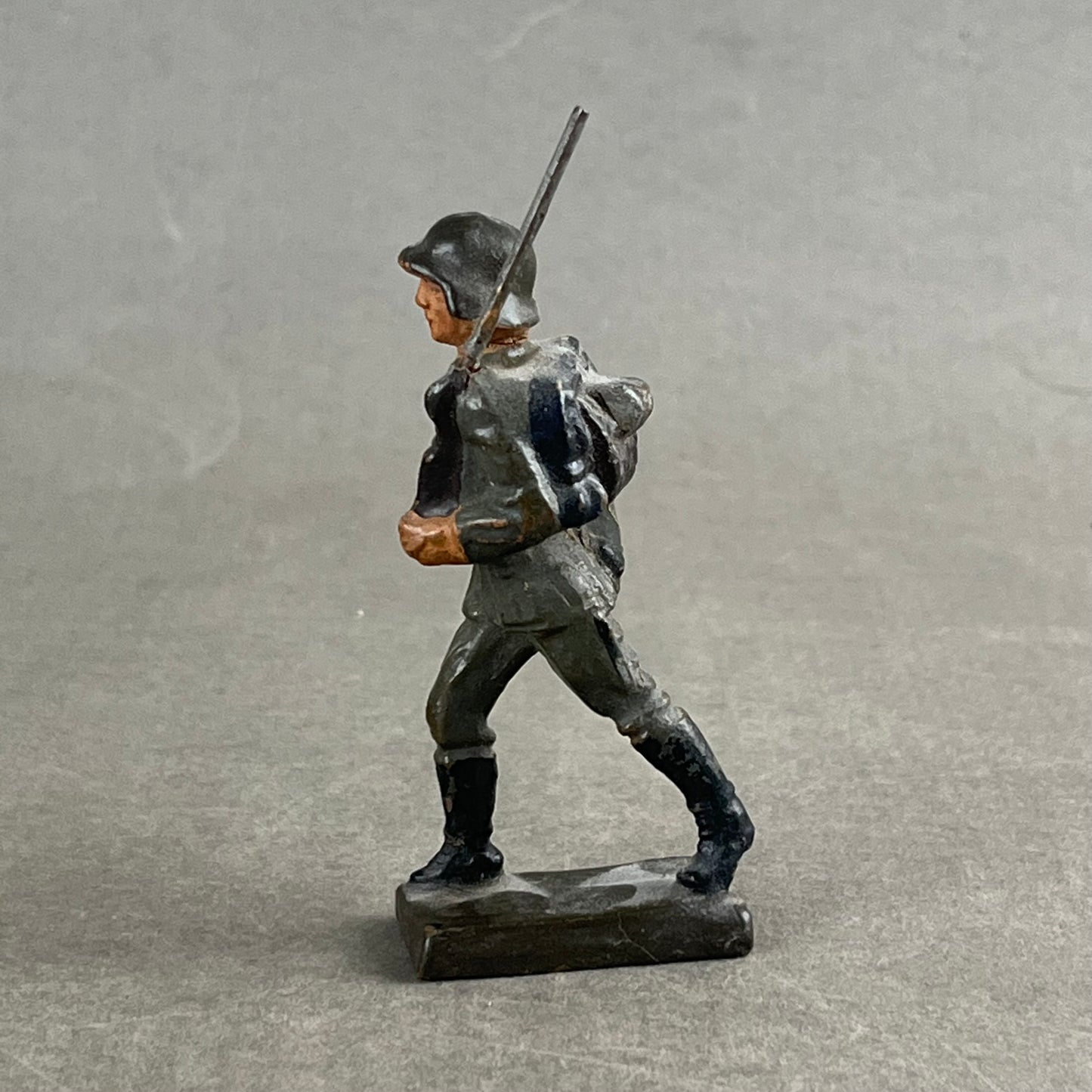 WW2 Tysk Lineol Legetøjssoldat. Original.