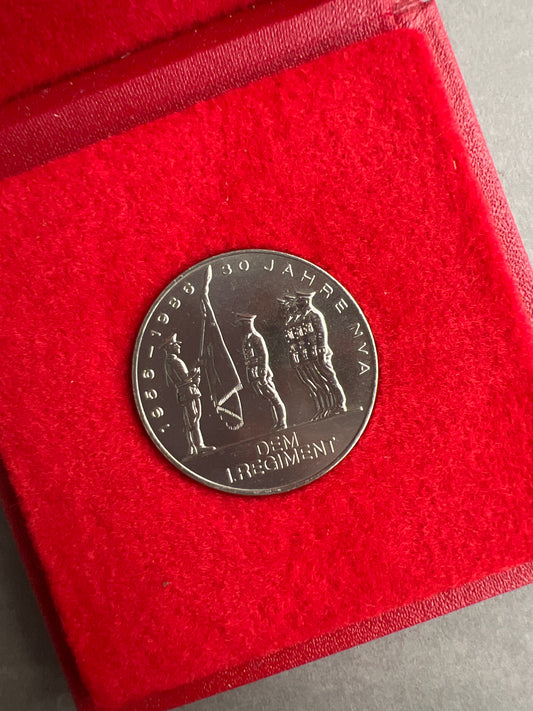 Østtysk DDR NVA Militær Erindringsmønt i æske. Original.