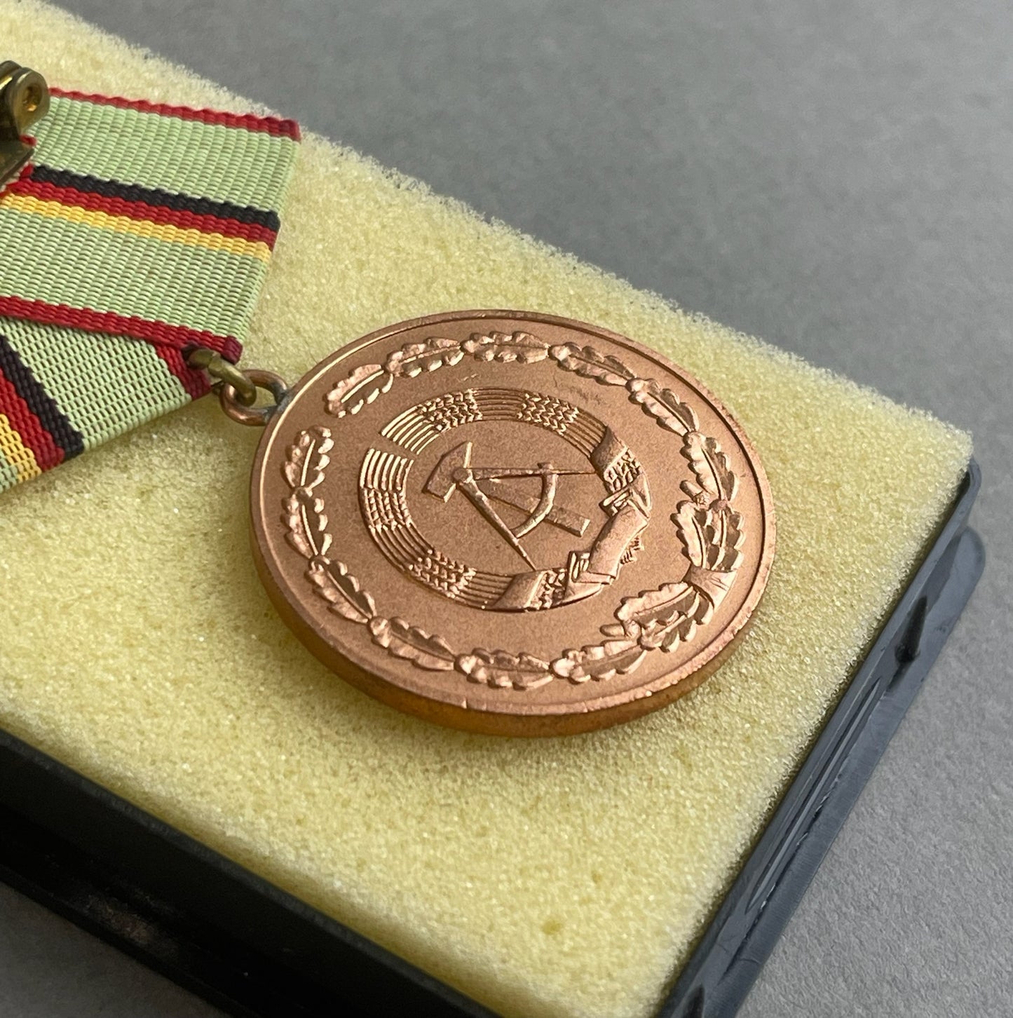 Østtysk DDR Medalje i Æske. Original.