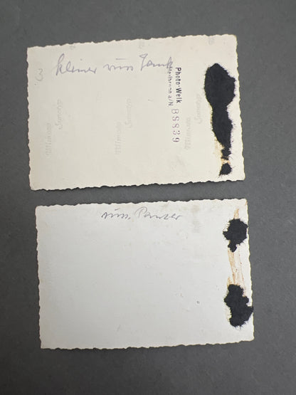 WW2 Tysk Wehrmacht Privatfotos fra Østfronten med russisk Panzer. 2 Sanitäter soldater med armbind og forbindingstasker. Original.