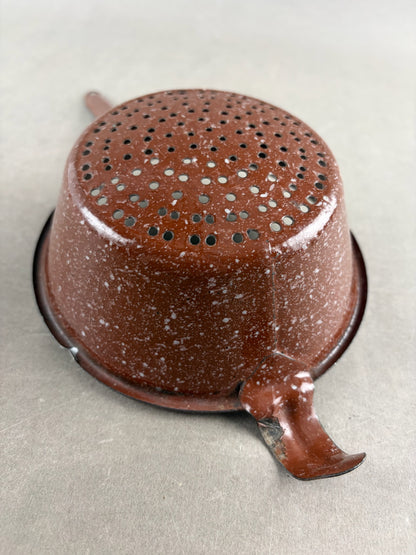 WW2 Tysk Gasmaske Filter genbrugt efter krigen til at lave en si. Original.